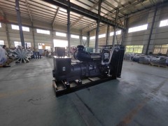 上柴動力350千瓦柴油發(fā)電機(jī)組柴油機(jī)型號SC13E550D2配套悅成無刷全銅發(fā)電機(jī)，自動自保護(hù)控制器
